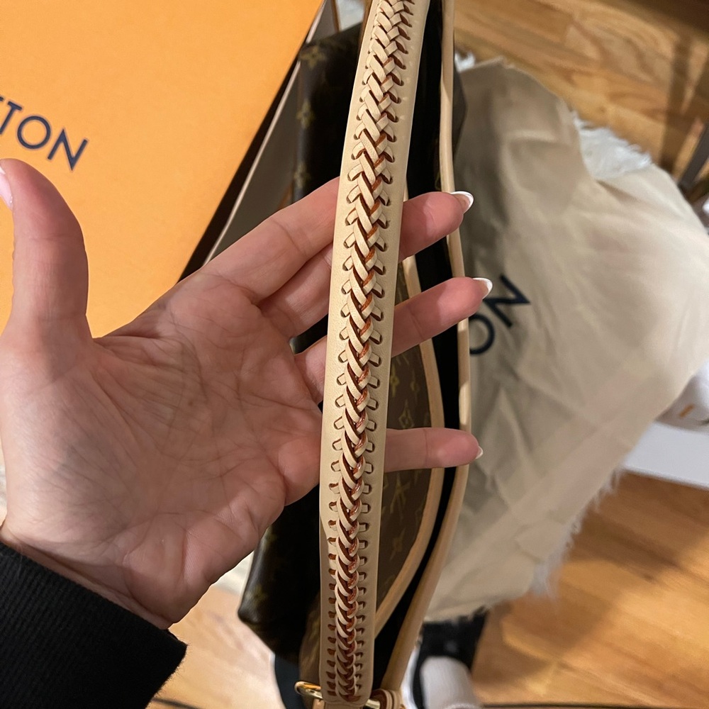 - Brand new Louis Vuitton Artsy PLUS wallet/pouch - Picture 12 of 12